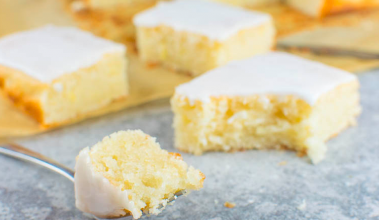 Einfacher Zitronen-Blechkuchen mit Zuckerguss (vegan) – Yum Rezepte